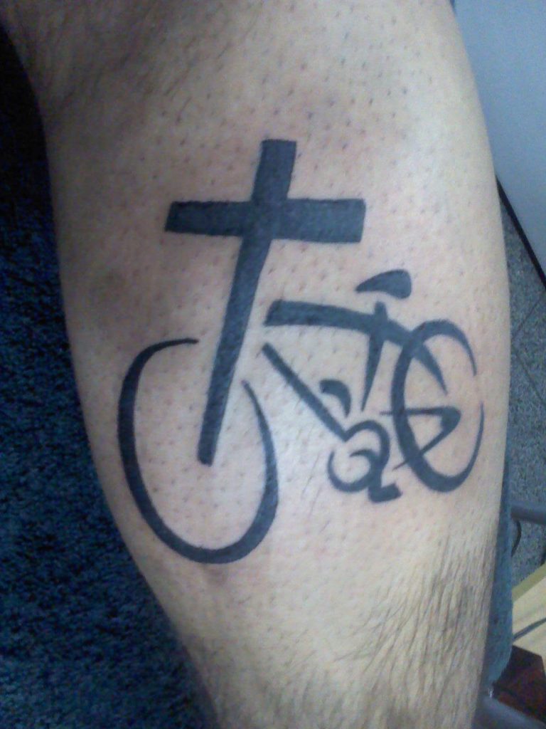 Tatuagem bicicleta com cruz