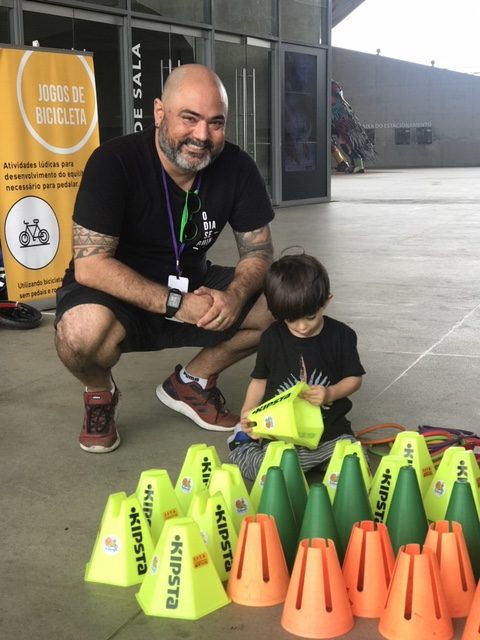 Fábio Nazareth promovendo os Jogos de Bicicleta durante a exposição "O Dia Seguinte". 