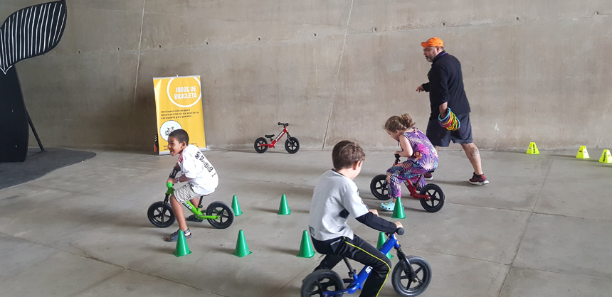 Jogo educativo para crianças pesquisando e contando atividade para  pré-escola quantos transporte bicicleta moto scooter