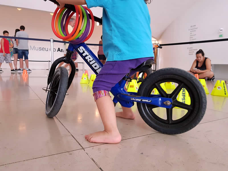 Criança participando dos Jogos de Bicicleta no Museu do Amanhã